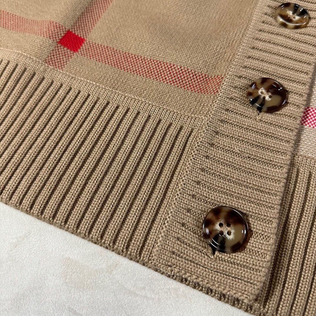 Burberry V Collar Floral - Image 9