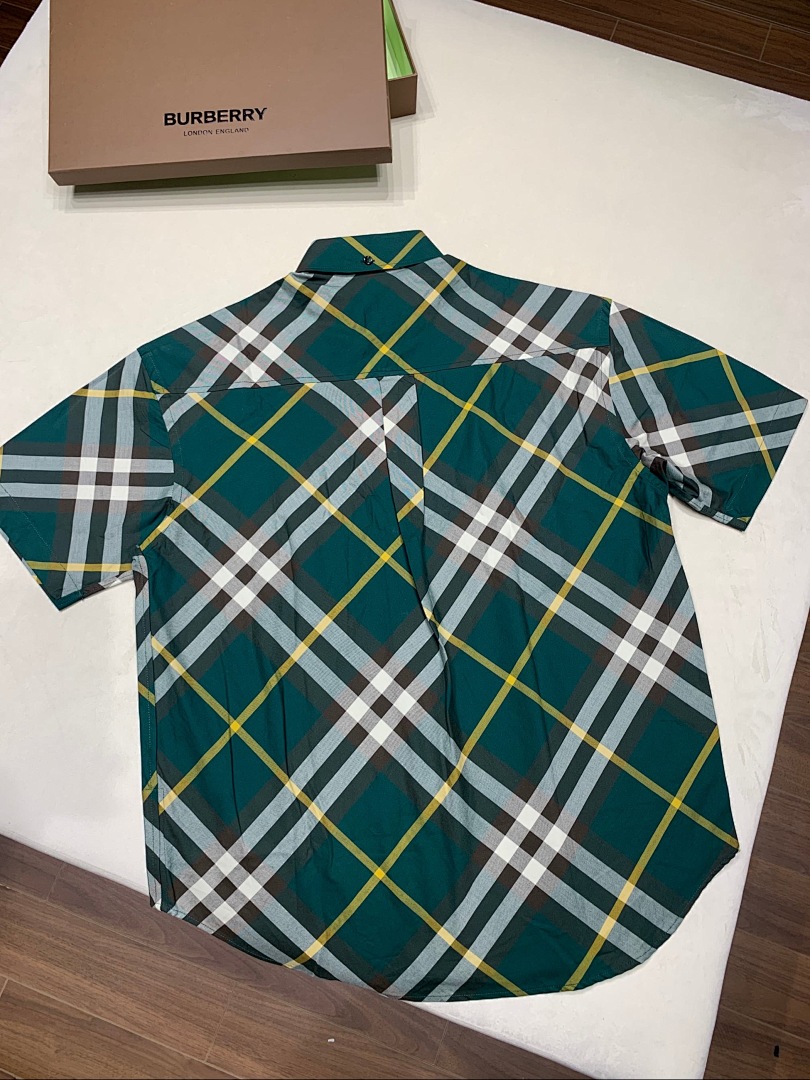Burberry Green Short Sleeve - Image 7