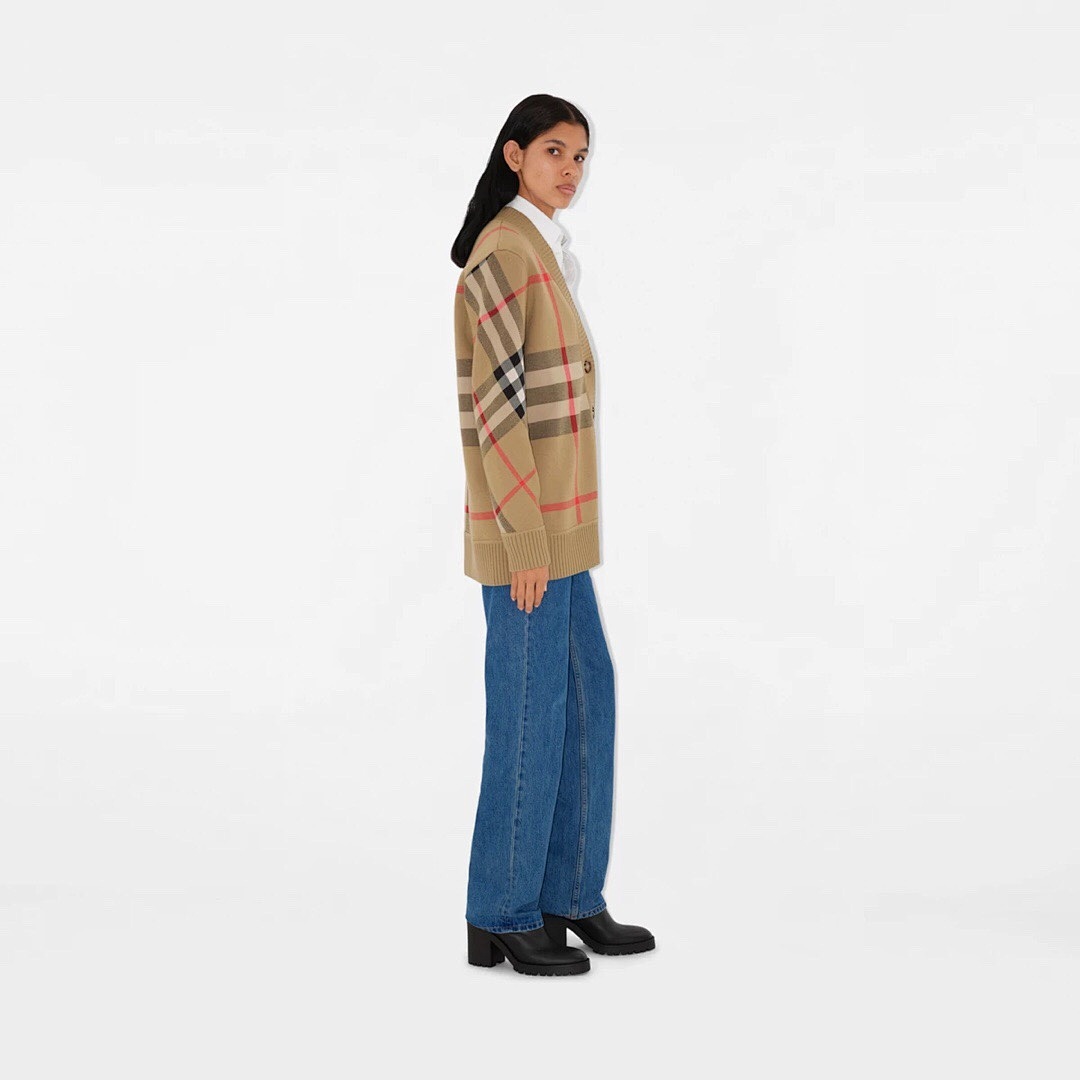 Burberry V Collar Floral - Image 13