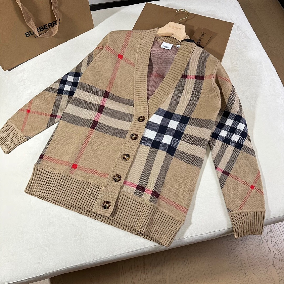 Burberry V Collar Floral - Image 3