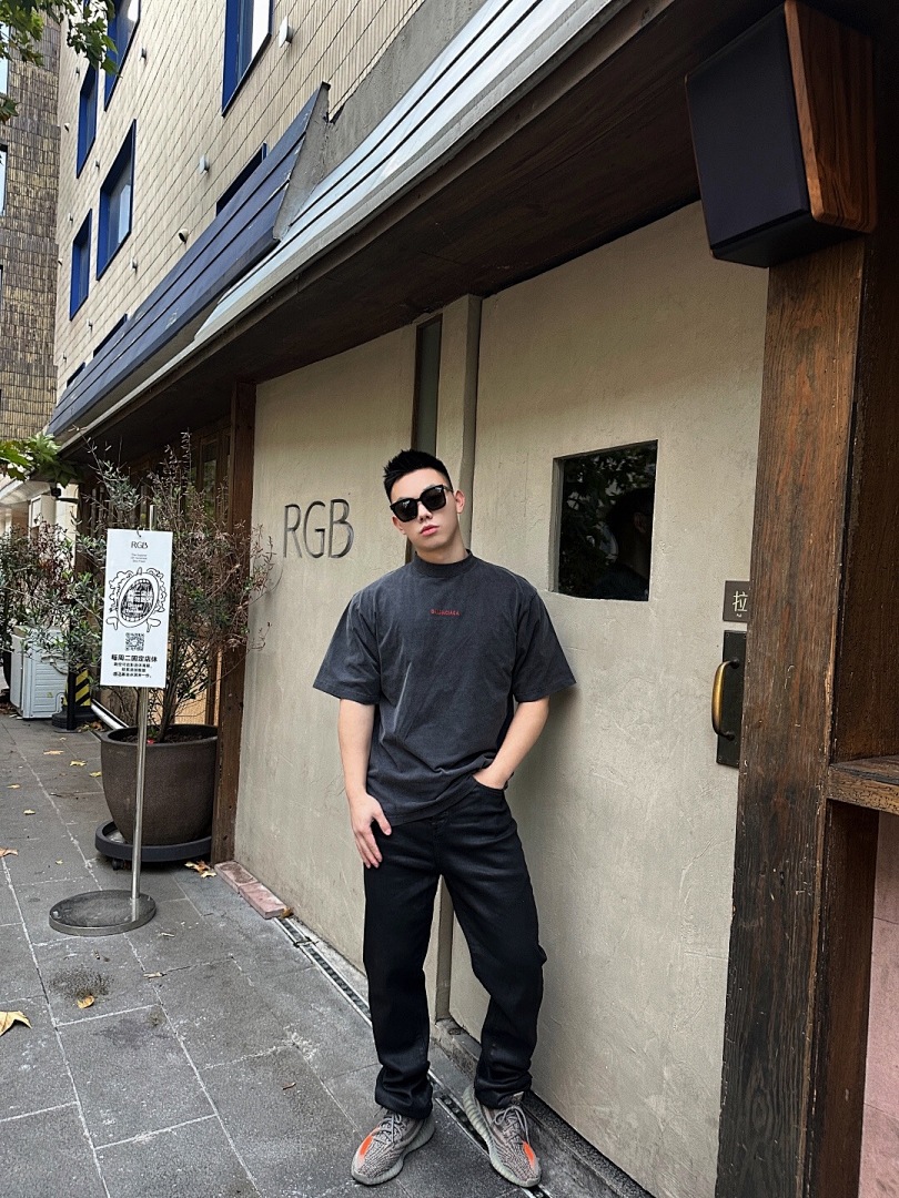 Balenciaga Red Embroidered T - Image 18