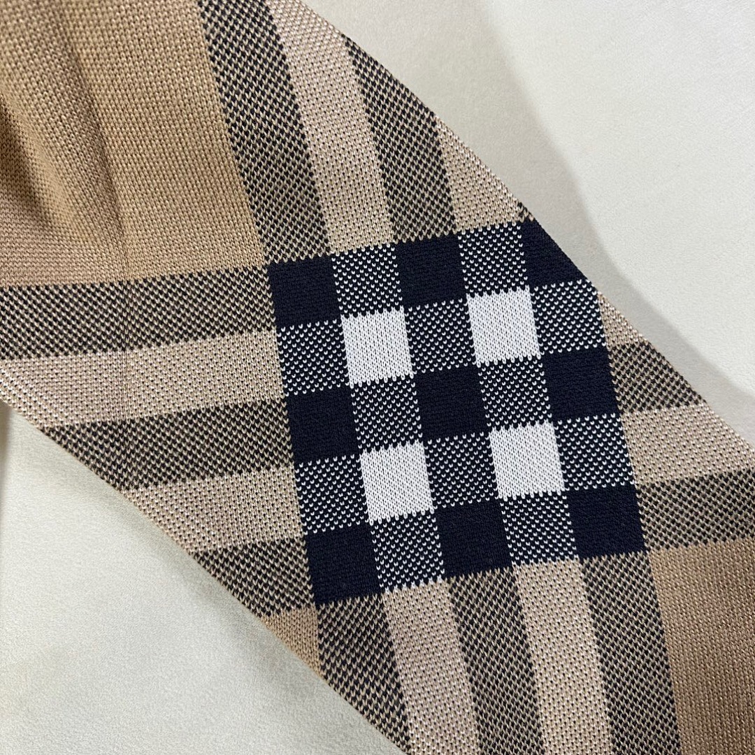 Burberry V Collar Floral - Image 10