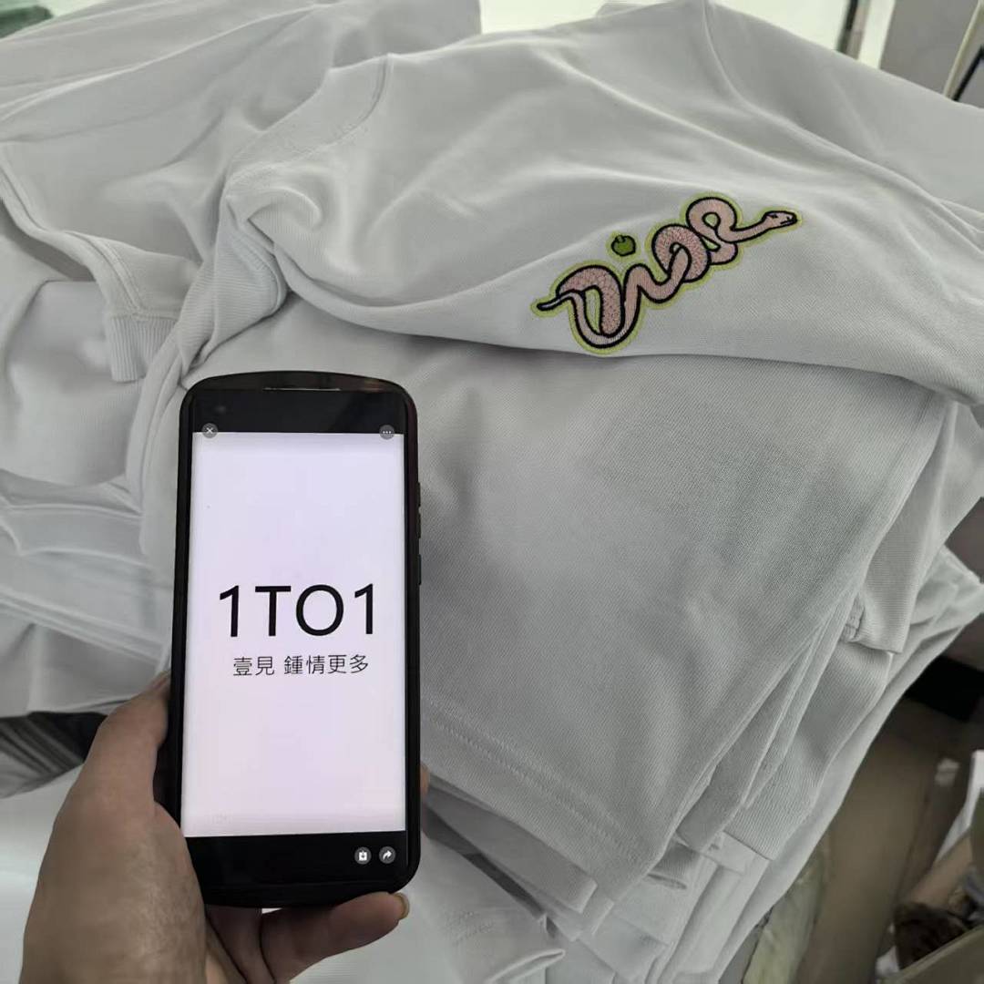 Unbranded DR Embroidered T - Image 2