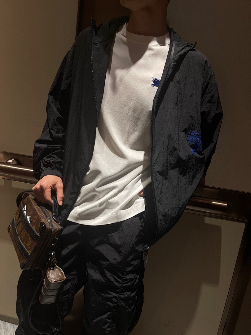 Burberry Embroidered T - Image 20