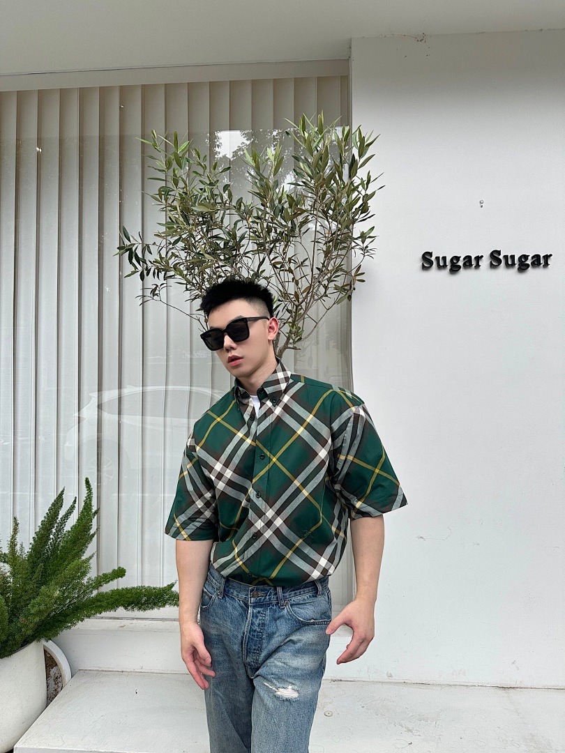 Burberry Green Short Sleeve - Image 19