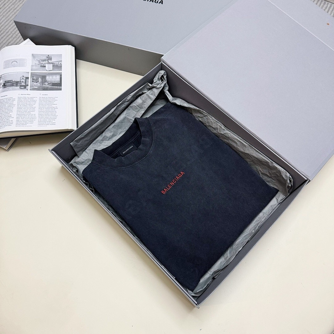 Balenciaga Red Embroidered T - Image 12