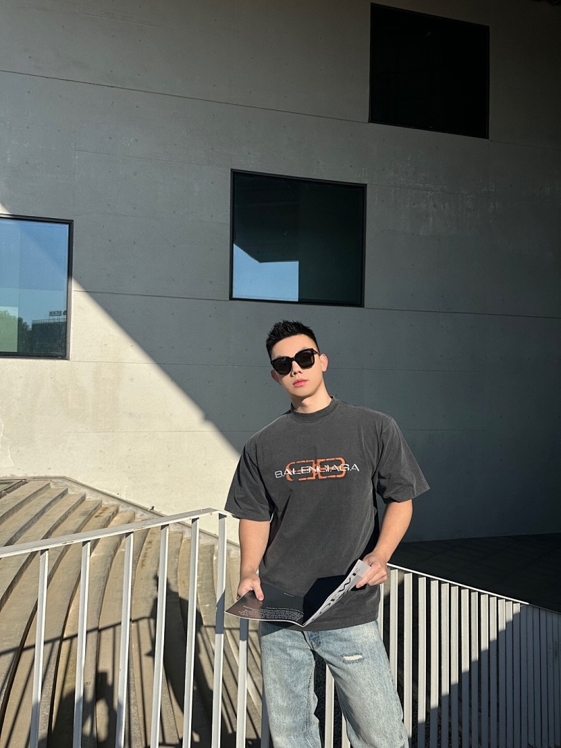 Balenciaga Print T - Image 19