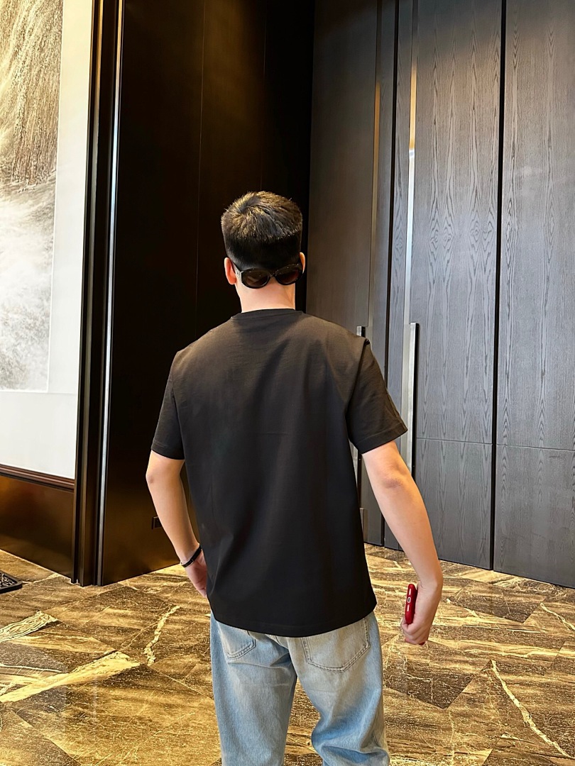 Gucci Black Gradient Print T - Image 17