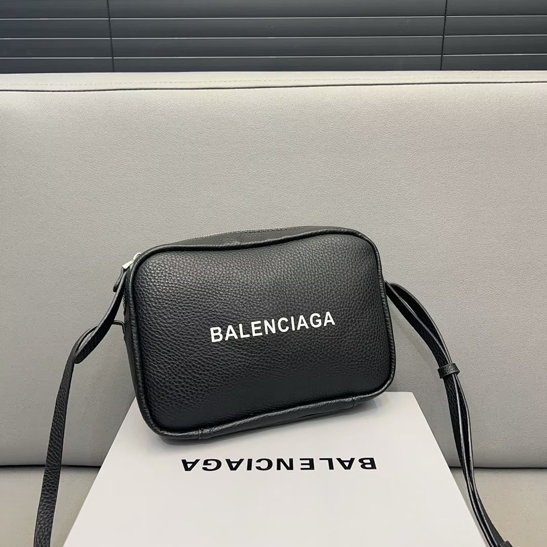 Other Balecntaga, photo 1