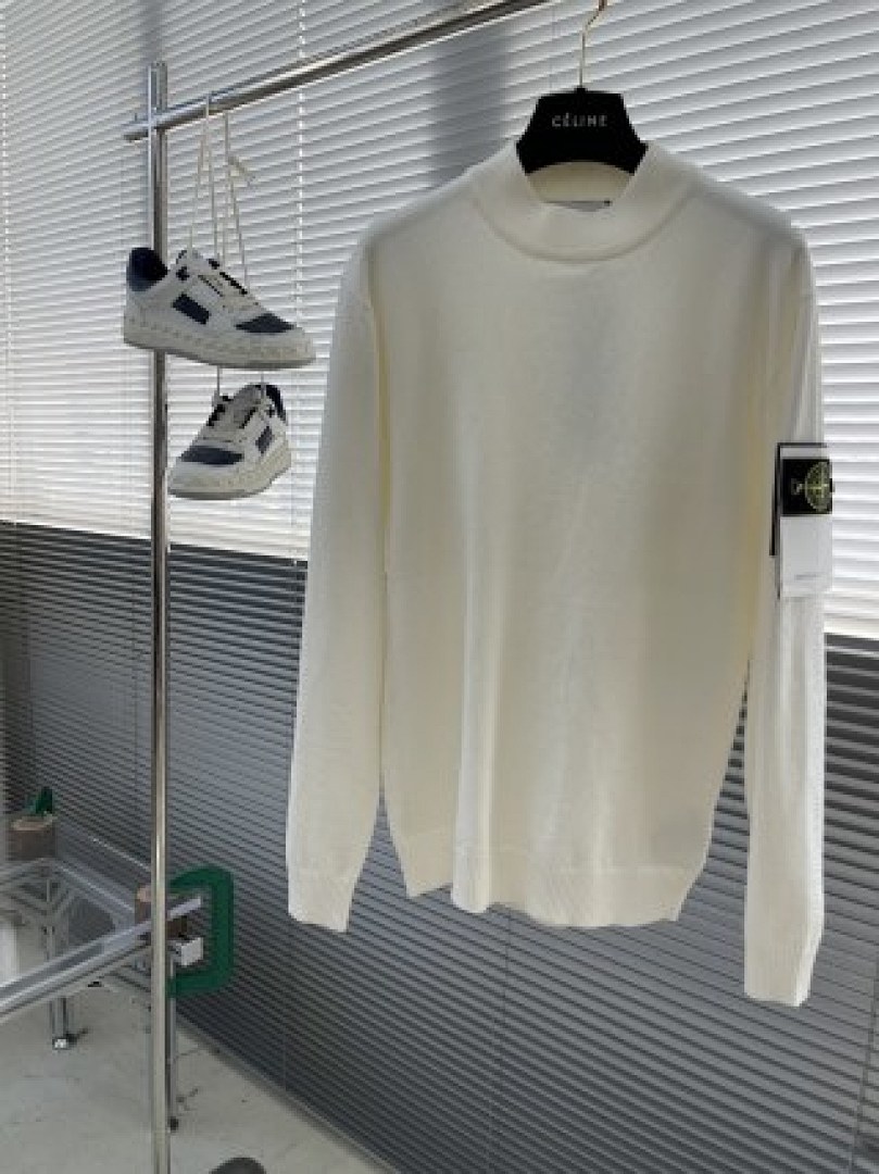 On Running Stone Island - Image 34