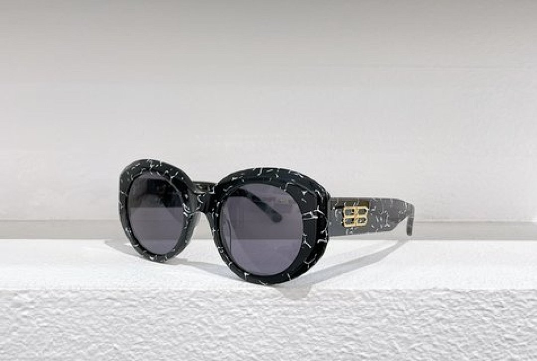 Other Balenciaga Sunglasses - Image 110