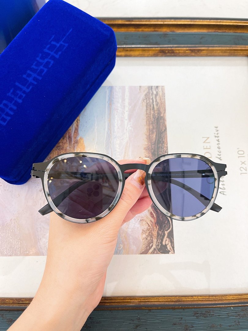 Other Glasses, photo 1