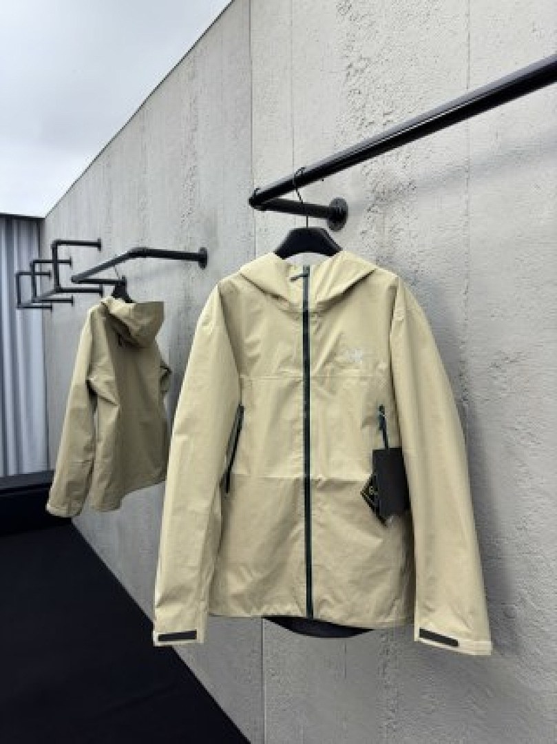 Christian Louboutin ARCTERYX Mens Winter - Image 107