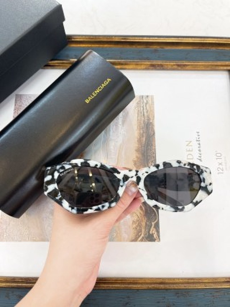 Other Balenciaga Sunglasses - Image 105