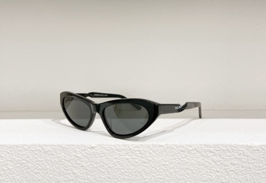 Other Balenciaga Sunglasses - Image 121
