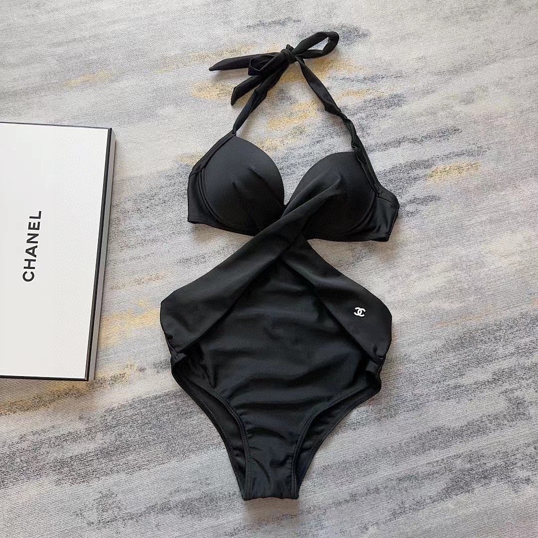 Bikini, photo 1