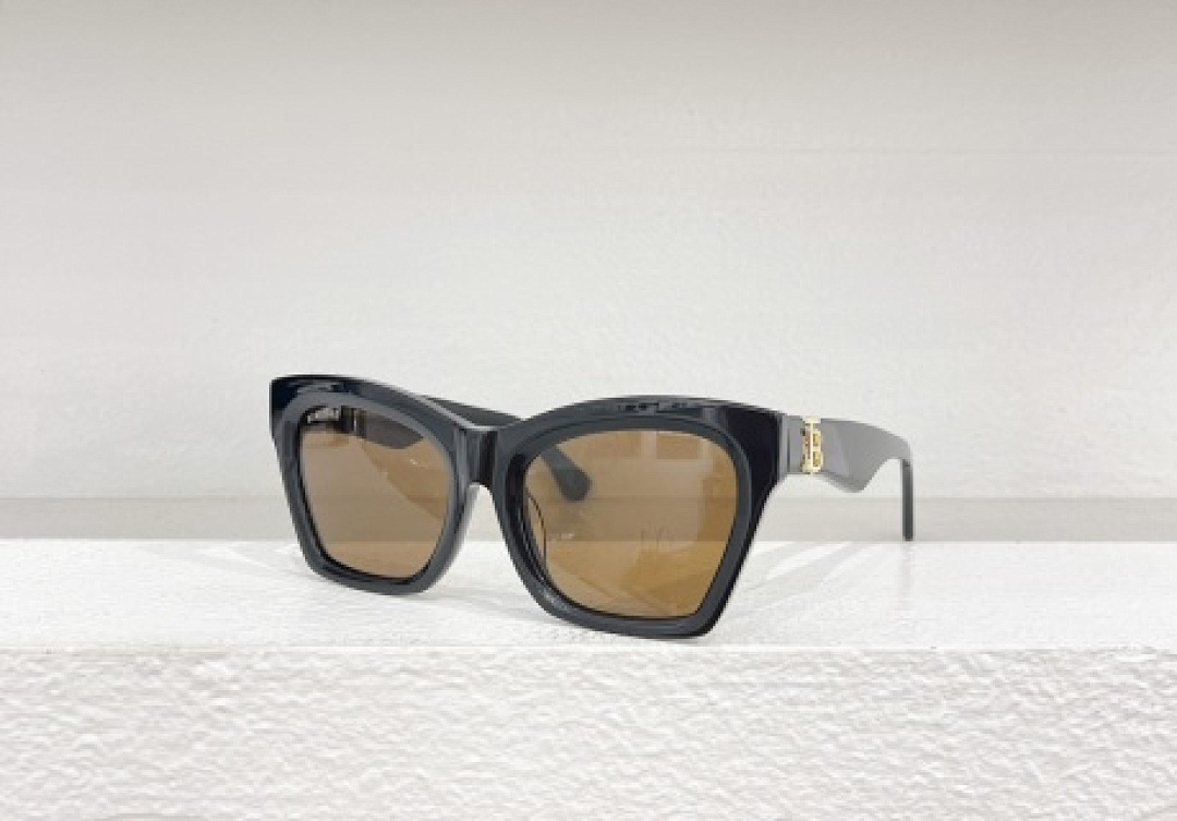 Other BURBERR Sunglasses - Image 47