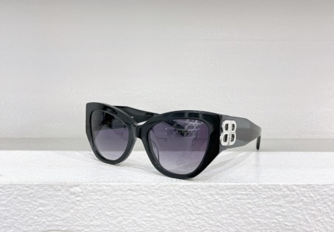 Other Balenciaga Sunglasses - Image 23