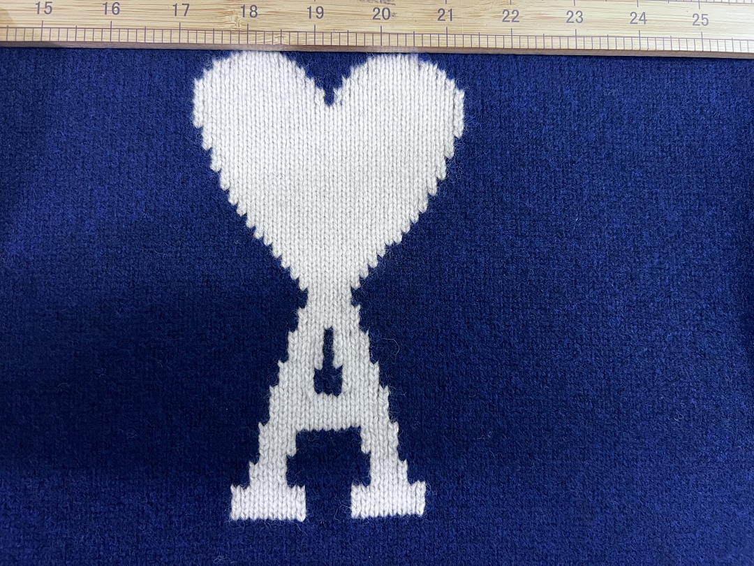 Unbranded Velvet White Big Label Fleece - Image 7