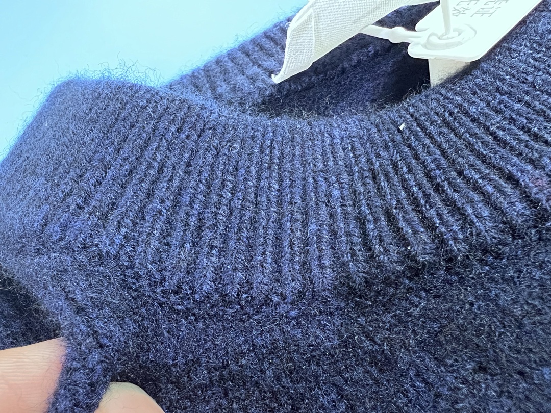 Unbranded Velvet White Big Label Fleece - Image 37