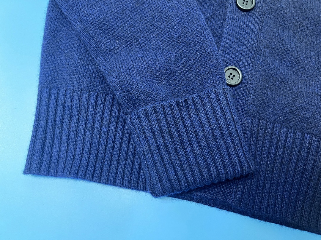 Unbranded Velvet Big Label Fleece - Image 11