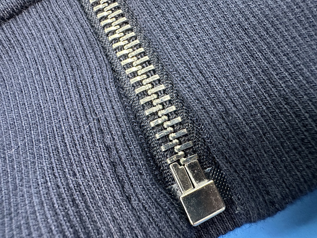 Unbranded 2025 White Badge Zipper Hoodie - Image 24