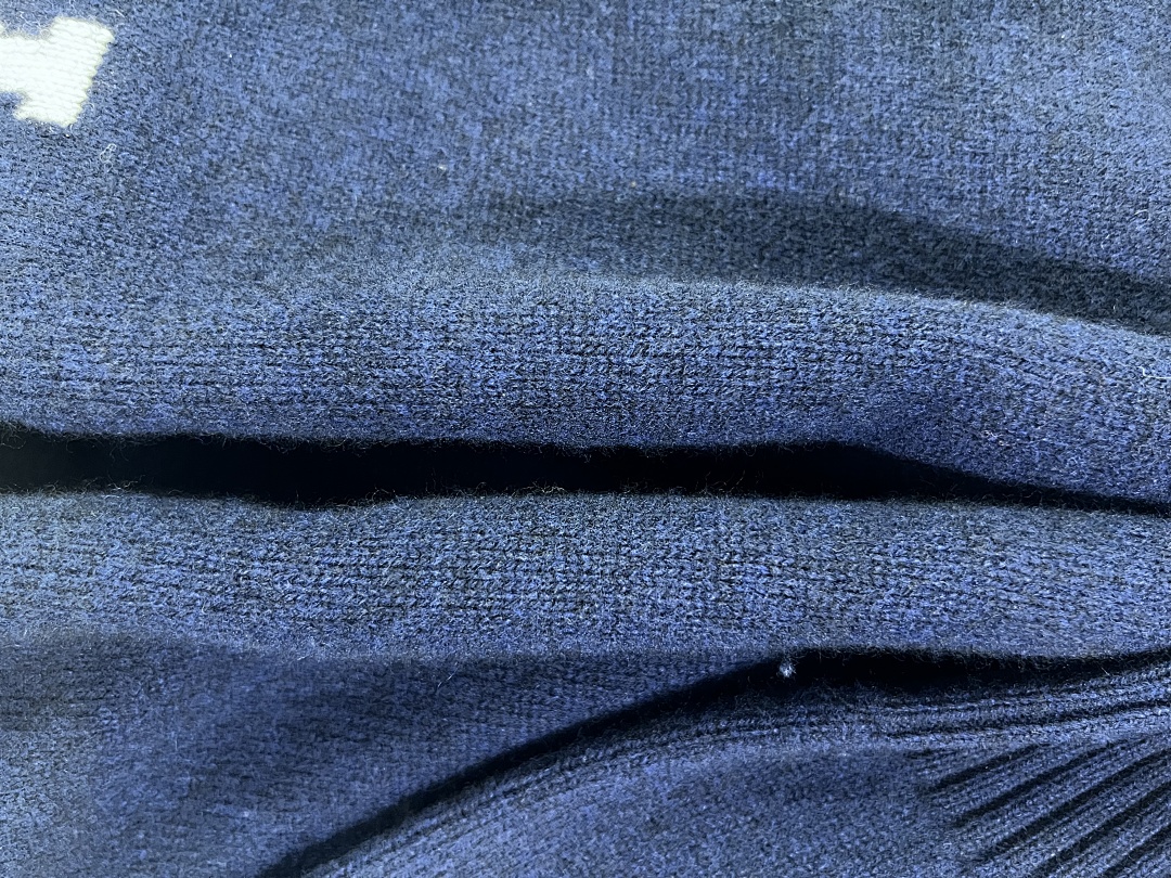 Unbranded Velvet White Big Label Fleece - Image 42