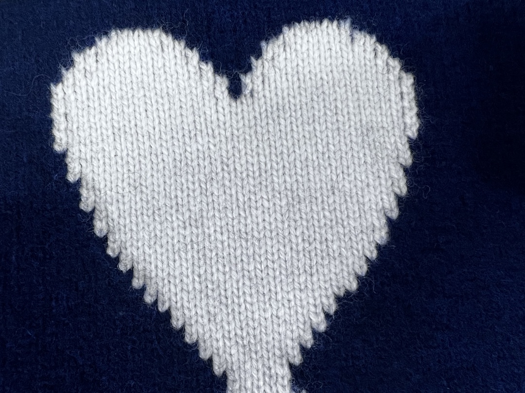 Unbranded Velvet White Big Label Fleece - Image 32