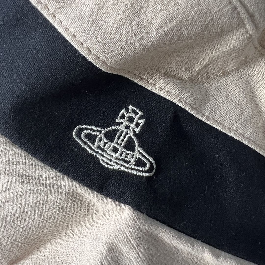 UGG Vivienne Westood Hat With Logo Bag - Image 3