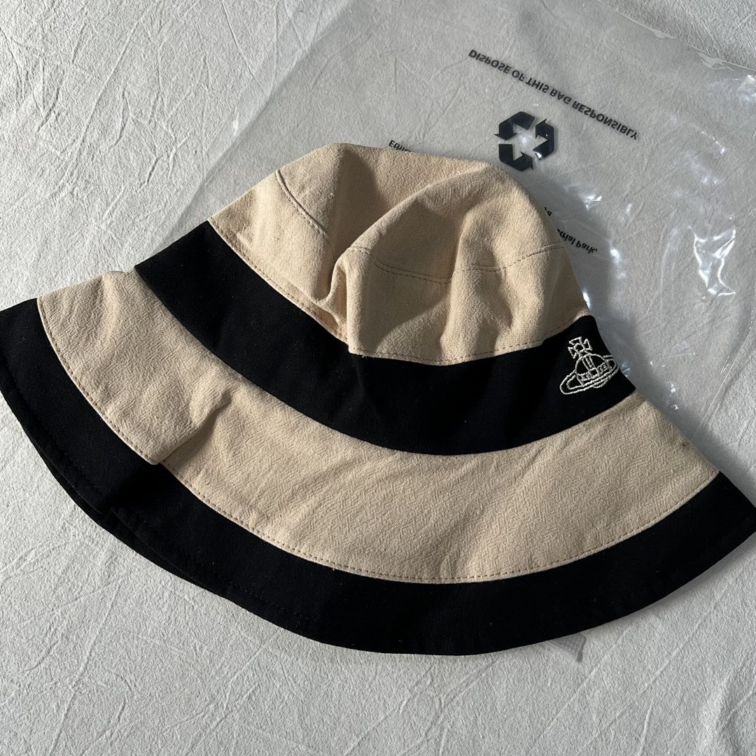UGG Vivienne Westood Hat With Logo Bag - Image 4