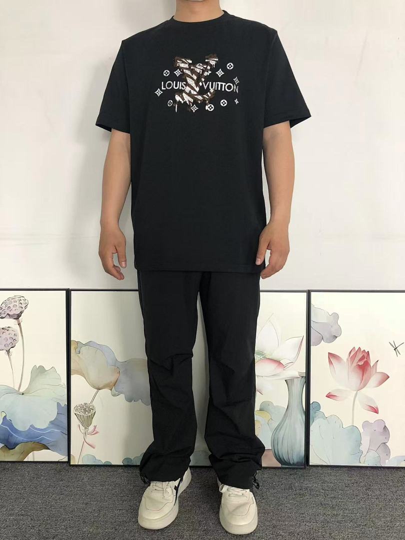 Louis Vuitton 115 L⭐ T-SHIRT 2203183604 (Im 170Cm 60Kg I Wear Size L In The Phot) - Image 3
