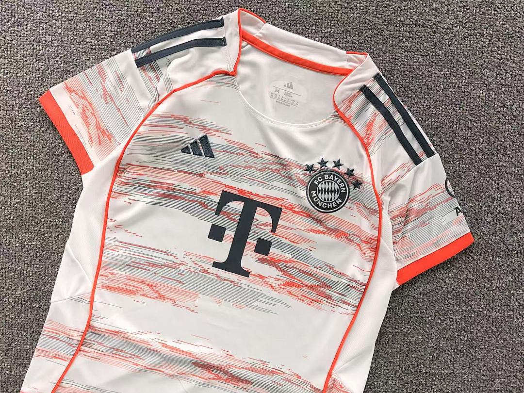 Chanel 75 FOOTBALL T-SHIRT SHORTS - Image 8