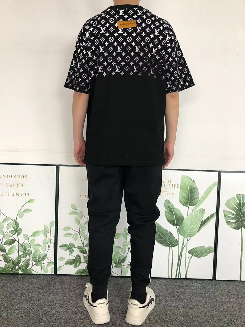 Louis Vuitton 126 L⭐ T-SHIRT 214010136 (Im 170Cm 60Kg I Wear Size S In The Phot) - Image 4