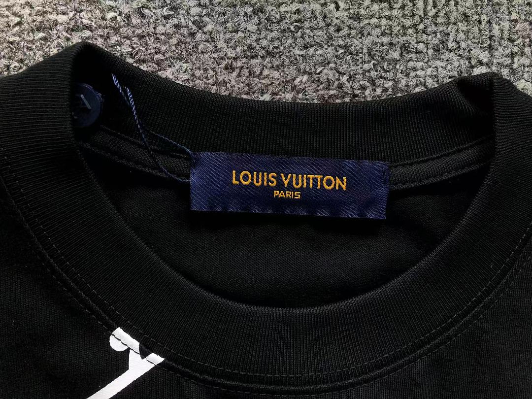 Louis Vuitton SHORTS 158 L⭐ T-SHIRT 2208020615 (Im 170Cm 60Kg I Wear Size S In The Phot) - Image 16