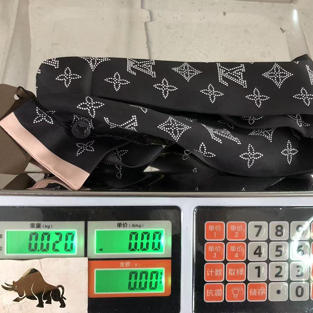 Louis Vuitton 68 L⭐ SCARF 5112803102 (Long 116CM* Wide 8CM*) - Image 10