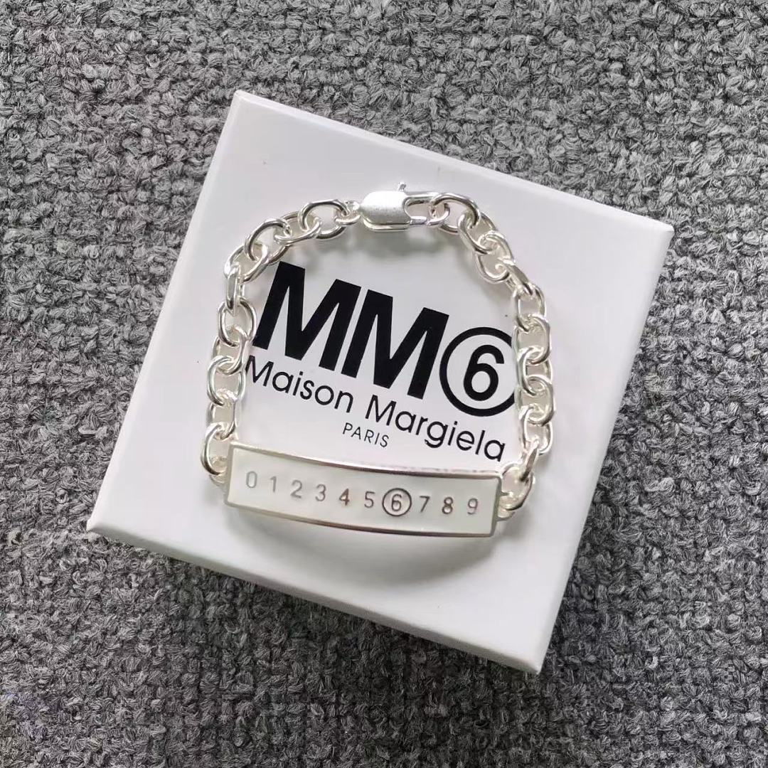 On Running 128 MAISON MARGIELA