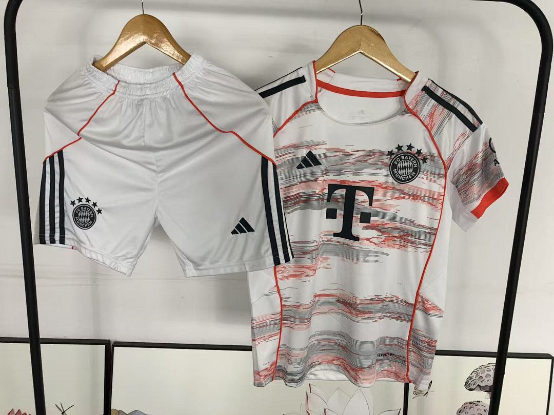 Chanel 75 FOOTBALL T-SHIRT SHORTS - Image 32