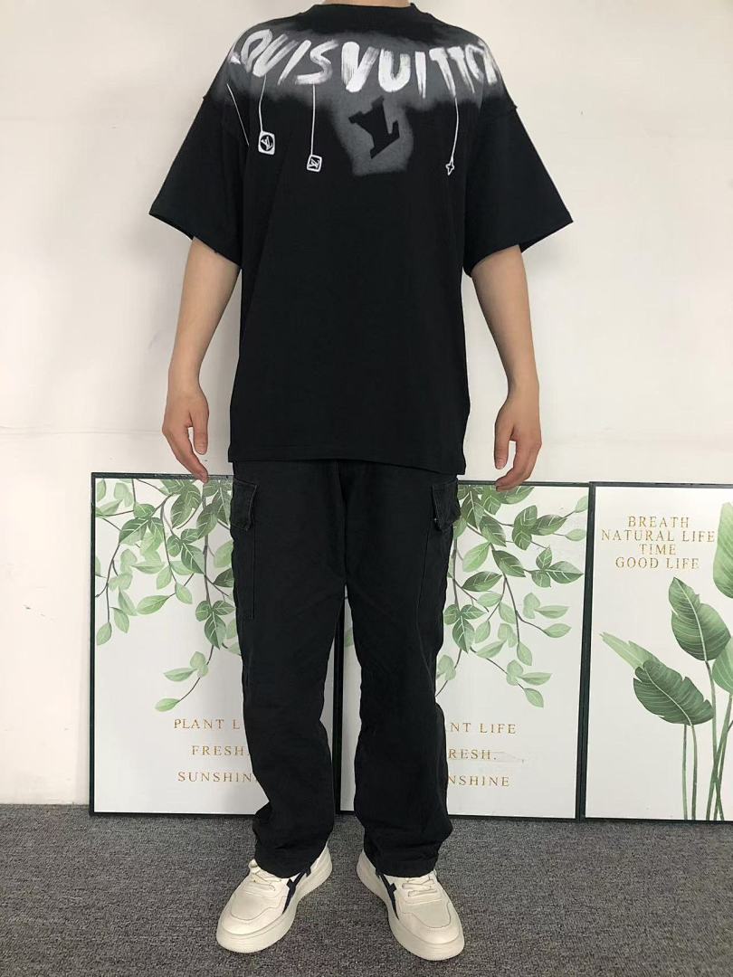 Louis Vuitton 118 L⭐ T-SHIRT 1102200352 (Im 170Cm 57Kg I Wear Size XS In The Phot) - Image 3
