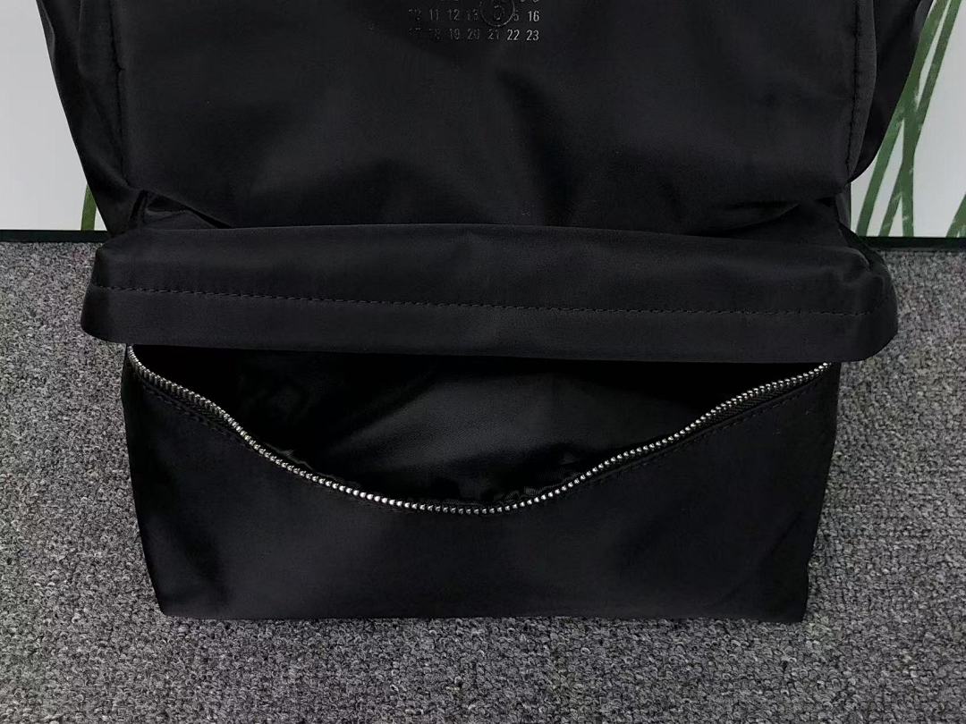 On Running 235 MAISON MARGIELA BAG 1106121424 (Long 42CM* Wide 16CM*45CM) - Image 8