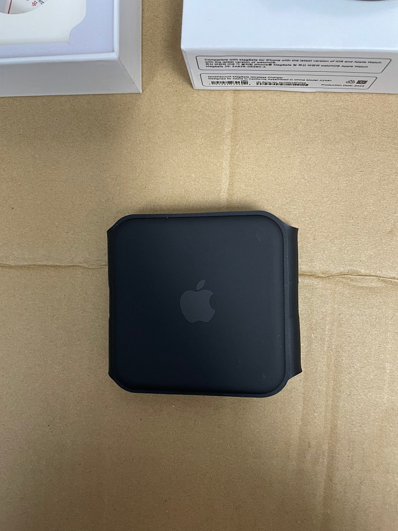 On Running MagSafe Wireless Charger - Image 10
