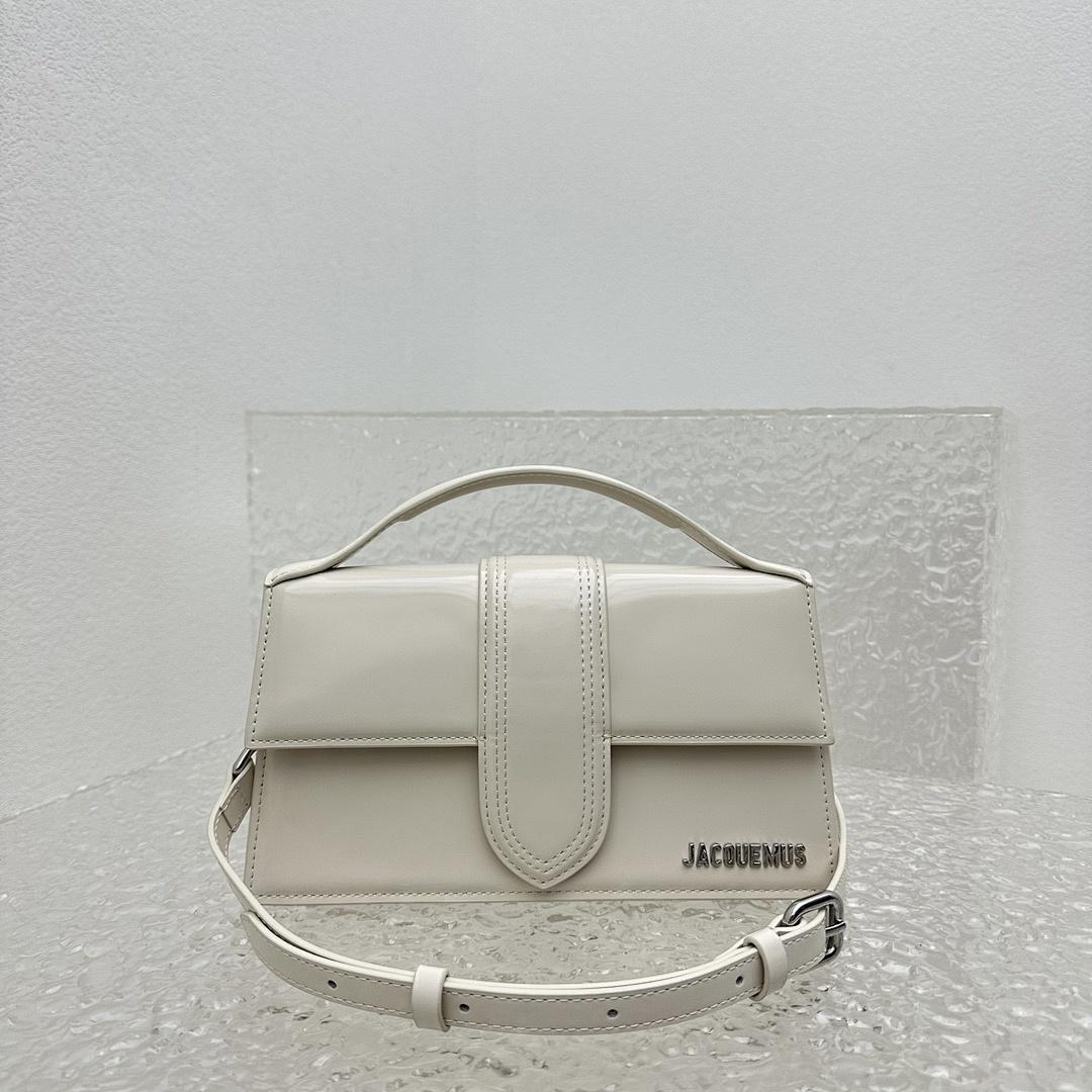 J, photo 1