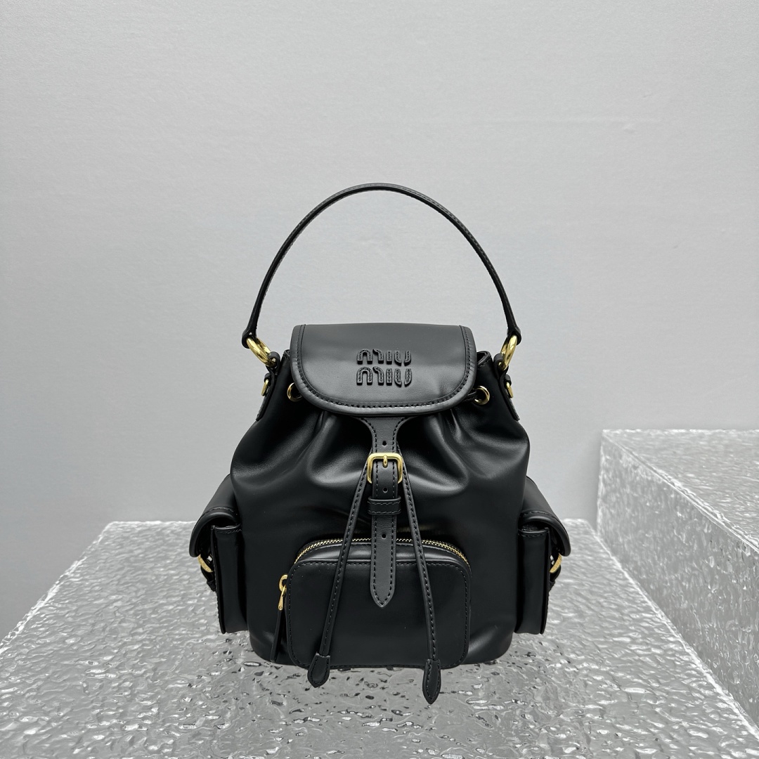 M, photo 1