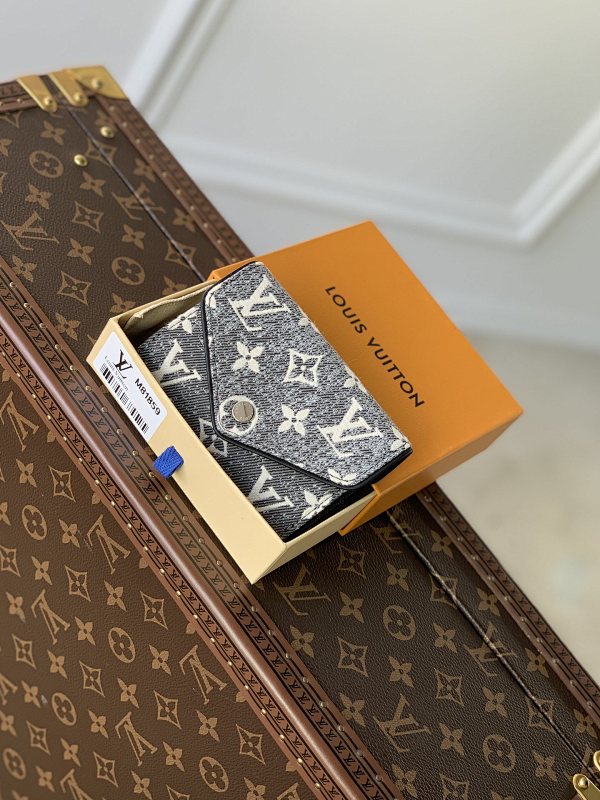 Bag 1, photo 1