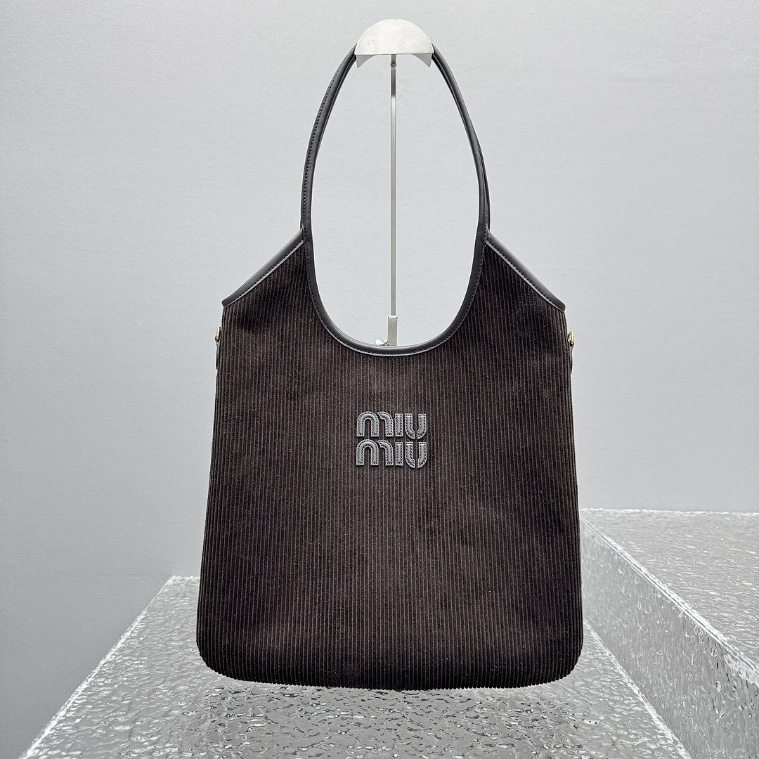 M, photo 1