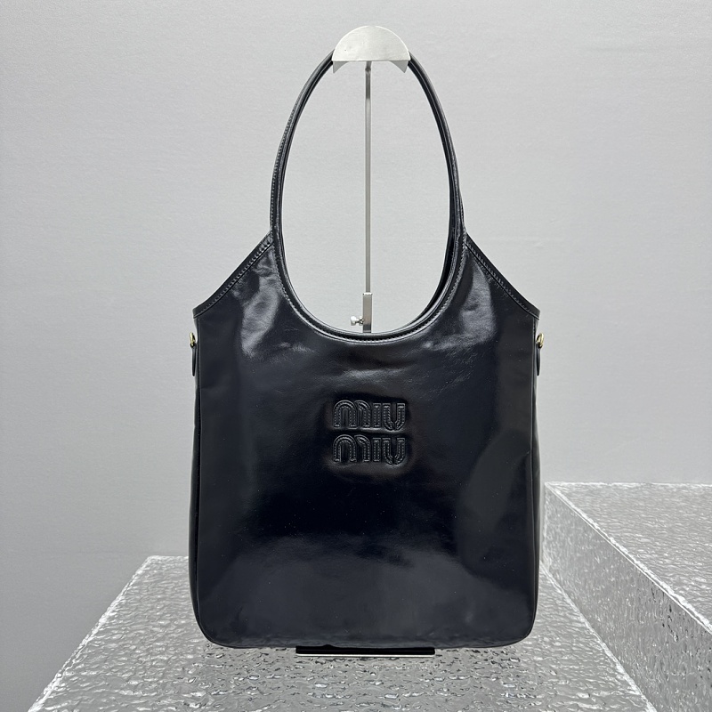 M, photo 1