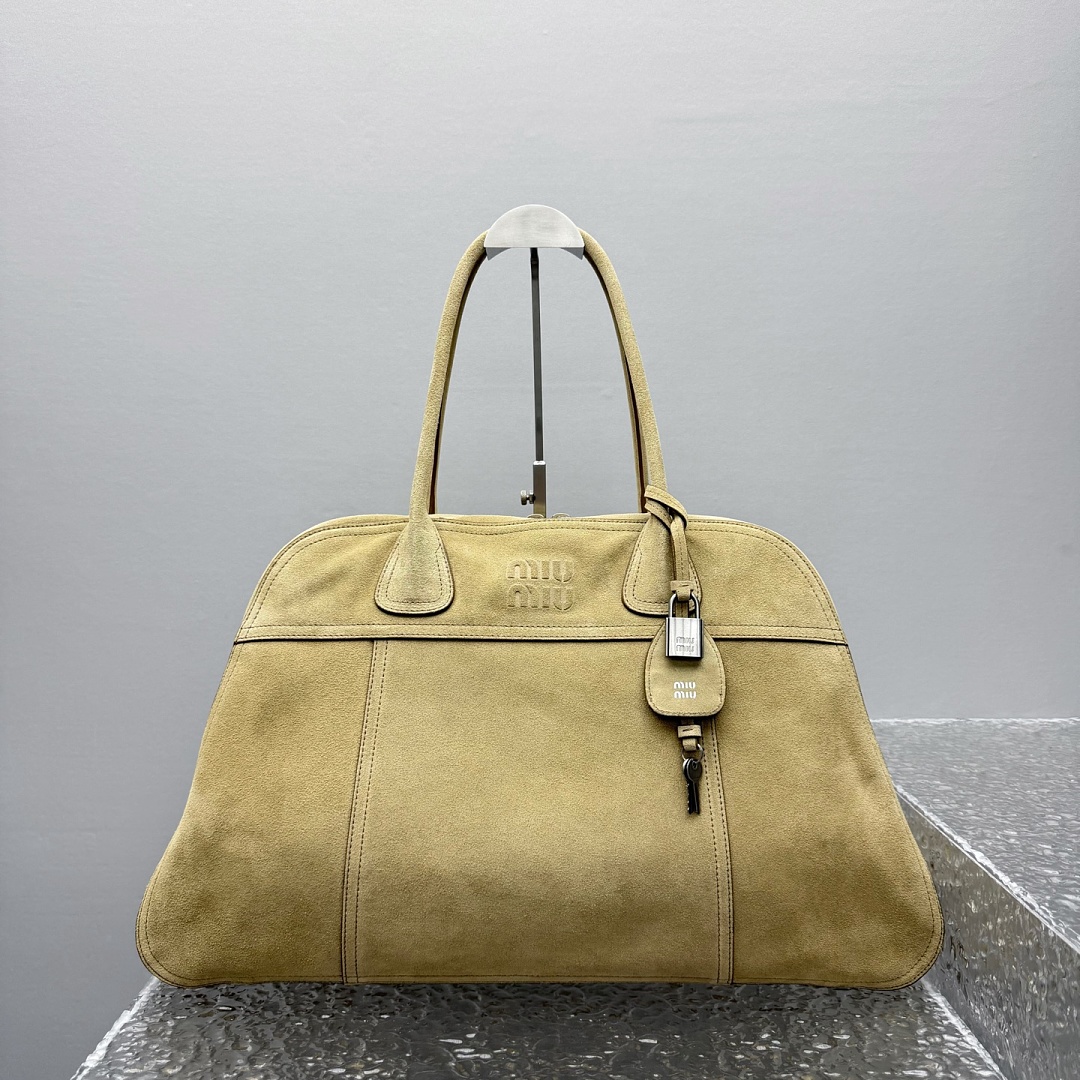 M, photo 1