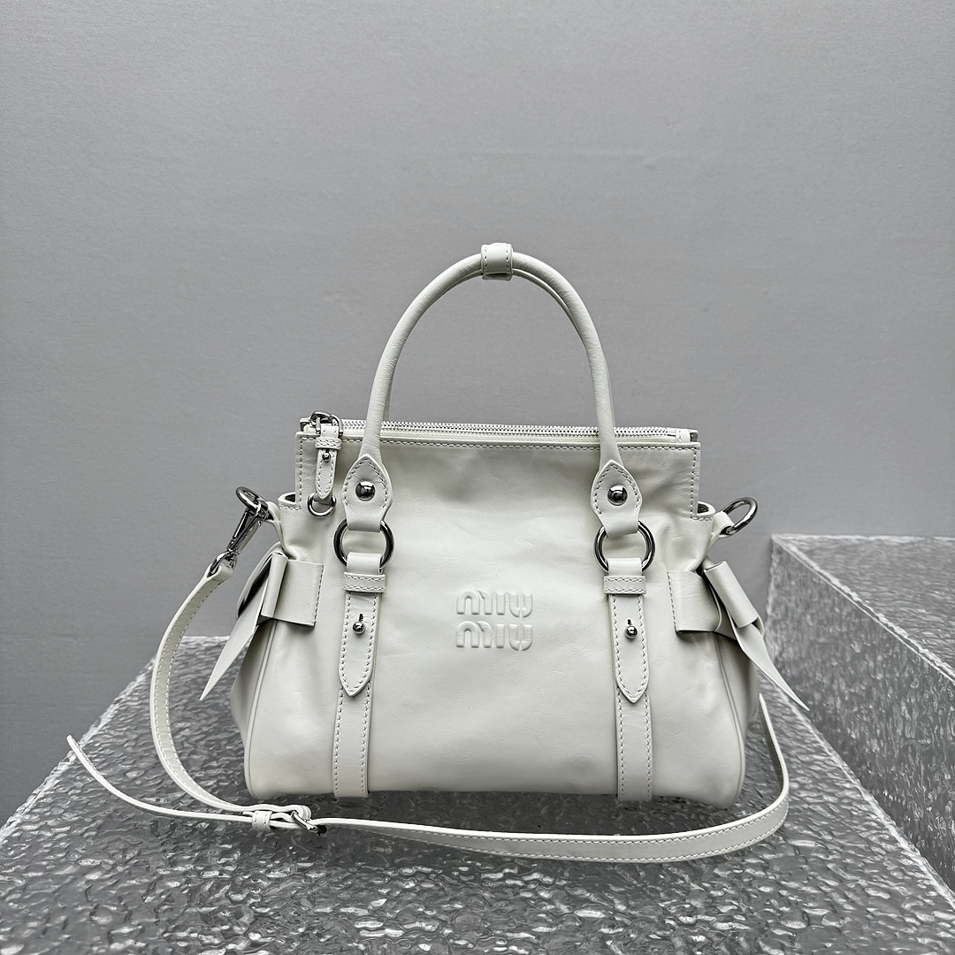 M, photo 1