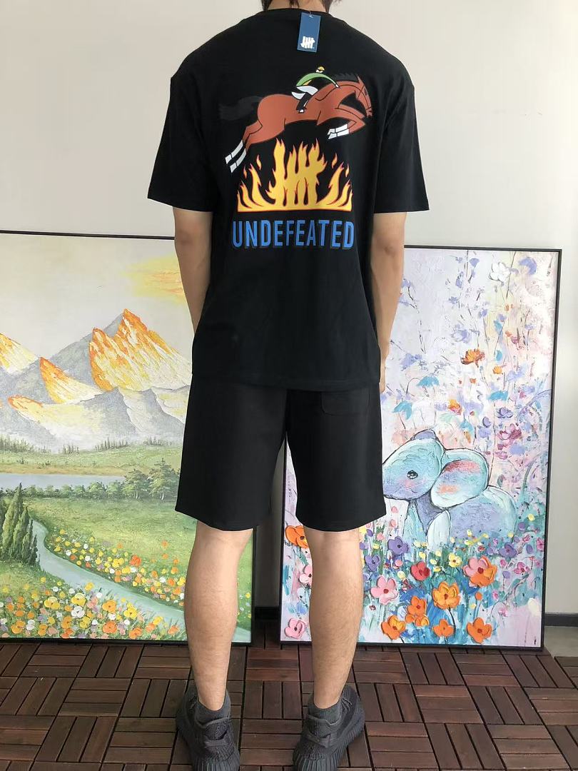 On Running ~85 UNDEFEATED T-SHIRT 55071037 (Im 185CM 70KG Iwear Size L In The Photo) - Image 4