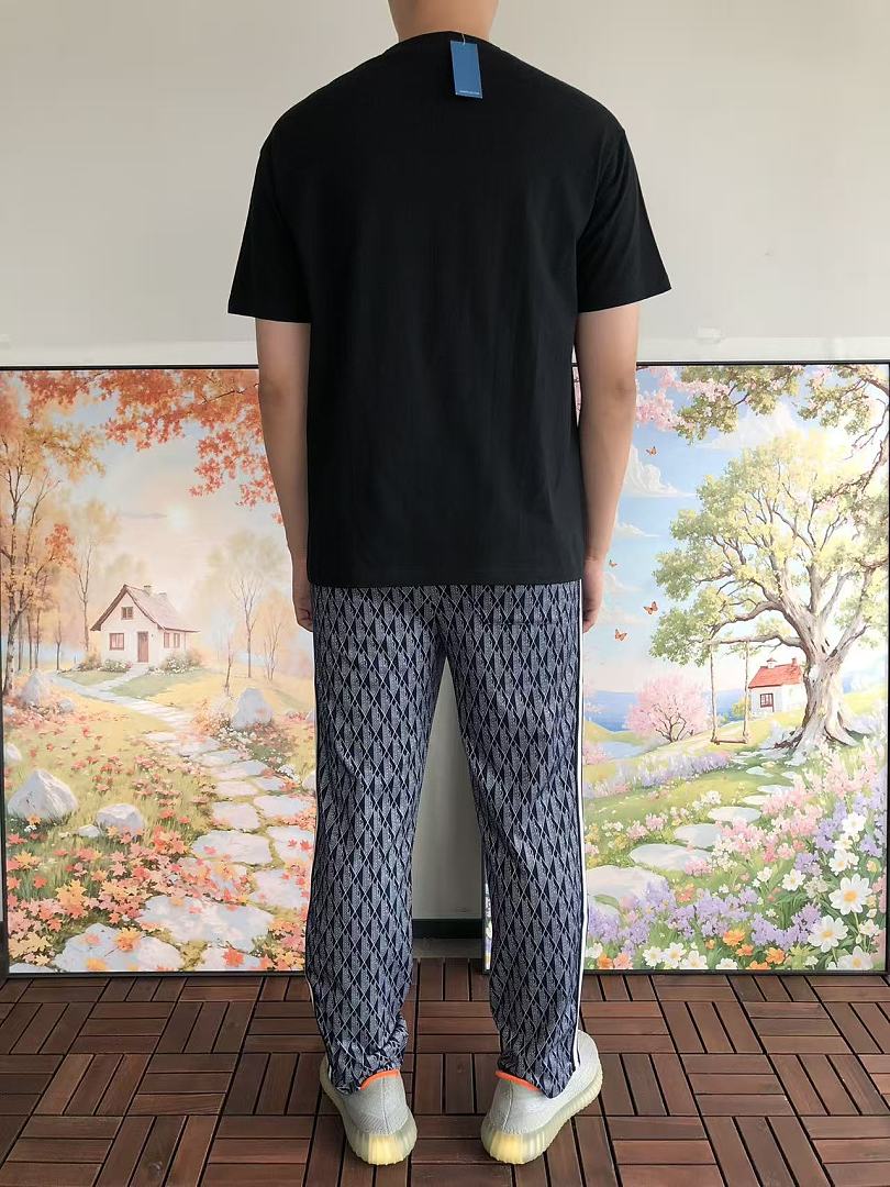 On Running ~85 UNDEFEATED T-SHIRT 55070644 (Im 185CM 80KG Iwear Size L In The Photo) - Image 4