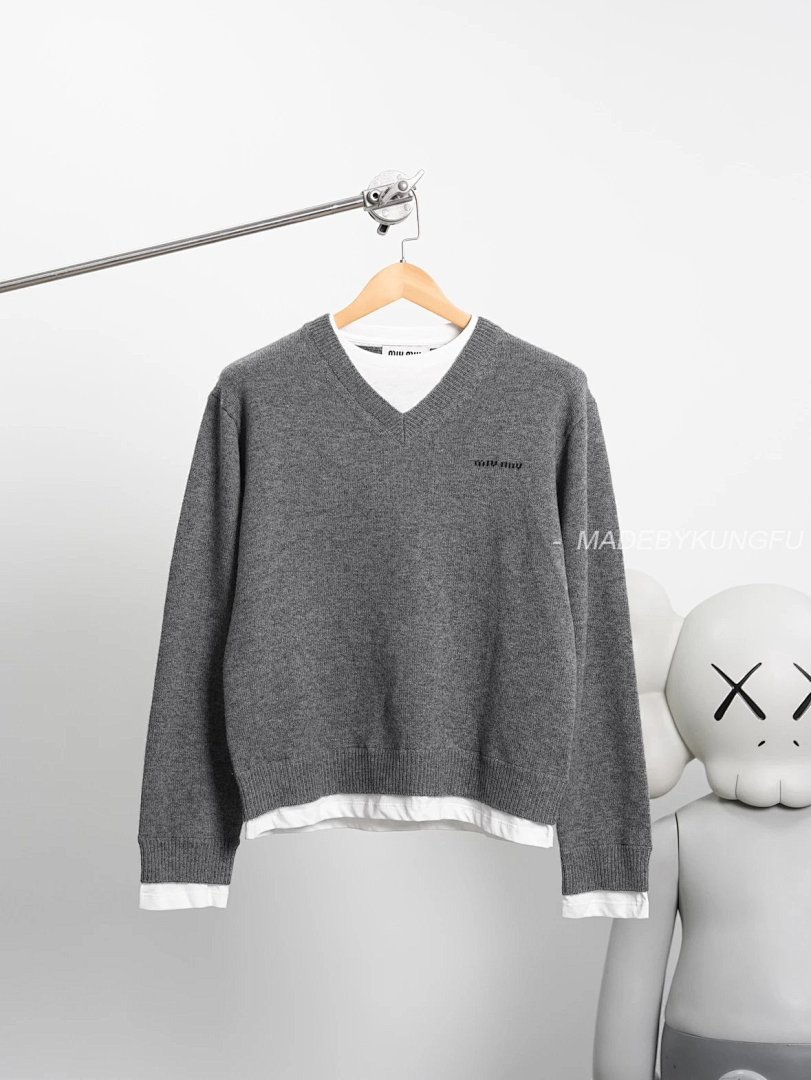 【A+ Item ID 8264 M1UM1U Miu FW25 Contrasting _Cashmere Mixed Yarn_ V-Neck Knitted S - Image 12